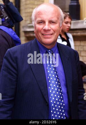 Greg Dyke Direttore Generale della BBC presso la Royal Television Society, Cambridge Corn Exchange. I capi della BBC hanno ricevuto il via libera per rinnovare le loro stazioni per l'era digitale con tre nuovi canali televisivi approvati dal Segretario alla Cultura Tessa Jowell. * ma il governo ha abbassato una nuova stazione di intrattenimento chiave, che avrebbe trasformato l'attuale scelta della BBC in BBC3 - anche se i capi di Beeb possono tornare con nuovi piani. Cinque nuove stazioni radio digitali sono state approvate anche nella tanto attesa decisione che è stata fondamentale per la futura pianificazione della BBC. La onorevole Jowell ha imposto condizioni severe Foto Stock