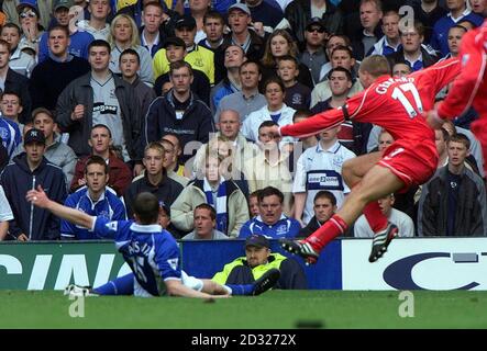 Stunned Everton tifosi guardare come Liverpool Steven Gerrard (a destra) punteggio l'equalizzatore durante la fa Barclaycard Premiership gioco tra Everton e Liverpool a Goddison Park, Liverpool. Funzionamento su cavo PA e pasportsphotos.press.net. QUESTA IMMAGINE PUÒ ESSERE UTILIZZATA SOLO NEL CONTESTO DI UNA FUNZIONE EDITORIALE. NESSUN UTILIZZO DI MATERIALE DI PREMIERSHIP DA PARTE DI SITI WEB/INTERNET A MENO CHE IL SITO NON SIA REGISTRATO PRESSO L'ASSOCIAZIONE CALCISTICA PREMIER LEAGUE Foto Stock