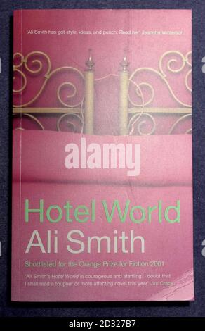 Hotel World' di Ali Smith tra i sei corti finali elencati per questo premio Booker. I giudici si riuniranno il 17 ottobre 2001, per scegliere il vincitore del premio Booker 2001, presso la Guildhall di Londra. Foto Stock