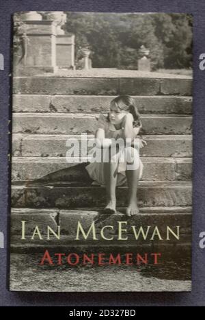 "Eatonement" di Ian McEwan tra i sei cortometrici finali elencati per il premio Booker di quest'anno, i giudici si incontreranno il 17 ottobre 2001 per scegliere il vincitore del Premio Booker 2001, presso la Guildhall di Londra. Foto Stock