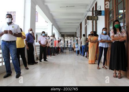 Colombo, Sri Lanka. 7 Ott 2020. La gente attende i test COVID-19 al Consiglio Comunale di Colombo, Sri Lanka, 7 ottobre 2020. Credit: Ajith Perera/Xinhua/Alamy Live News Foto Stock