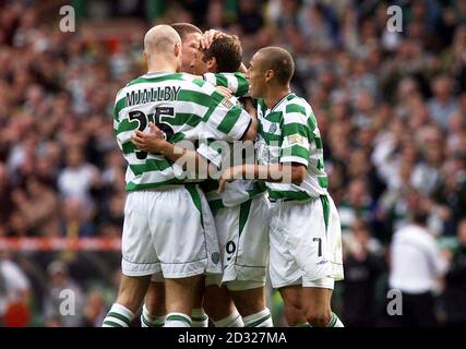 Lo Stillian Petrov di Celtic è abbracciato dai compagni di squadra dopo aver segnato contro Aberdeen durante la partita della Bank of Scotland Scottish Premier League tra Celtic e Aberdeen al Celtic Park, Glasgow, oggi, sabato 22 settembre 2001. Esecuzione su cavo PA e pasportsphotos.press.net **EDI** foto PA Foto Stock