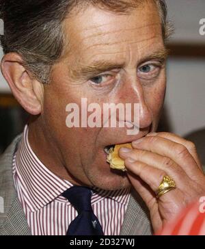Il principe britannico del Galles consuma un Herdiburger prodotto da pecore di Herdwick, durante una visita al farro Tearoom presso la fattoria Yew Tree, a Rotthwaite in Borrowdale. Il principe Carlo passava la giornata a Cumbria. * dove avrebbe dovuto parlare con gli agricoltori locali colpiti dall'afta epizootica dall'inizio dell'epidemia nel febbraio 2001 e con le popolazioni locali del settore turistico che hanno subito anche durante la crisi. Foto Stock