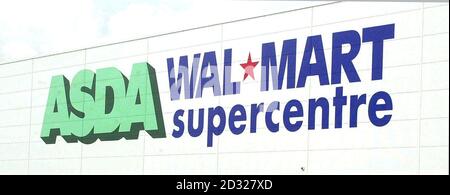 File immagine datata 13/7/00 del gigante del supermercato Asda oggi 27 2001 settembre, ha aumentato la pressione sulla strada alta lanciando migliaia di prodotti acquistati con l'aiuto del genitore americano Wal-Mart. Asda ha detto che circa 5,000 prodotti sarebbero stati disponibili presso i suoi 247 negozi di Asda nel Regno Unito, che erano stati acquistati da acquirenti di Asda/Wal-Mart da tutto il mondo. La mossa vede per la prima volta Asda utilizzare il potere d'acquisto dei suoi genitori su larga scala.la gamma lanciata oggi comprende articoli come piumoni, DVD e microonde. Foto Stock