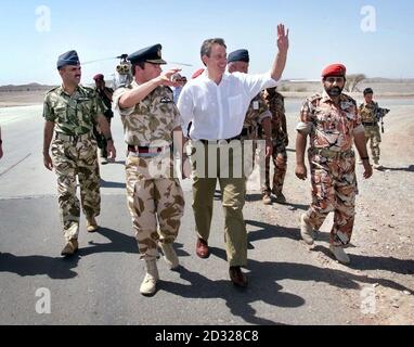 Operazione Swift Sword 2 - Oman. Il primo ministro britannico Tony Blair (a destra) con Air Vice Marshall e il comandante delle forze britanniche Oman, Glenn Torpy, durante una visita con le forze britanniche e Omani a Camp Shafa - a sud di Muscat. Foto Stock