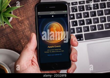 Antalya / Turchia - 06 ottobre 2020: Mani che tengono iPhone con il logo Apple Event 2020 sullo schermo. Foto Stock