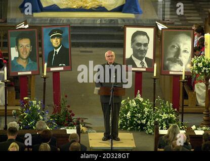 Rev Miles Mitson, Chaplain alla British Transport Police, che si è recata davanti alle foto di (l-r) Robert Alcorn, Stephan Arthur, Leslie Grey e Peter Monkhouse, morti durante l'incidente ferroviario di Hatfield *, Come parenti delle persone morte e ferite nell'incidente si sono riuniti nella Cattedrale di St Albans, mercoledì 17 ottobre 2001, in occasione del primo anniversario del disastro, in cui quattro persone sono morte e 87 sono rimaste ferite. Foto Stock