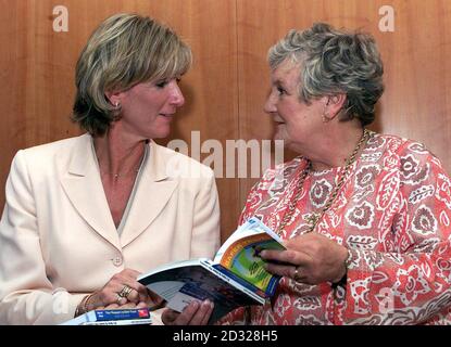 Jane Blackman (L) madre dell'ex ospite aereo Lucie Blackman che è stato assassinato in Giappone e madre dell'agente immobiliare mancante Suzy Lampluh, Diana. Hanno Unito le forze al british council di Londra per lanciare una guida per la sicurezza dei viaggi per i giovani. * World-Wise - il vostro passaporto per viaggiare più sicuro. Foto Stock