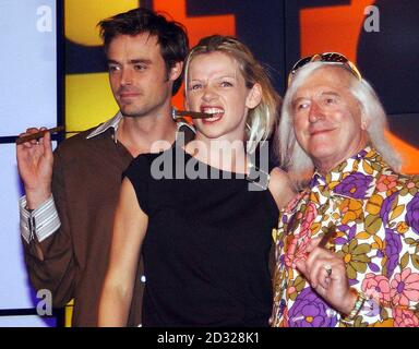 DJ Zoe Ball affiancato da Jamie Theakston (a sinistra) e dal presentatore originale Top of the Pops Sir Jimmy Savile, durante una fotocellula al BBC Television Centre di Londra, Per celebrare il ritorno di Top of the Pops ai suoi studi originali a Wood Lane dai loro studi a Elstree. Foto Stock