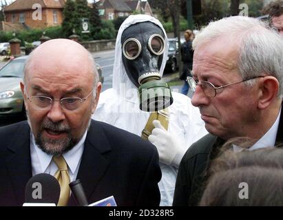 Il leader irlandese del Partito laburista all'opposizione Ruairi Quinn (a sinistra) ha diretto una marcia sull'ambasciata britannica a Dublino chiedendo la chiusura immediata della centrale nucleare di Sellafield. *... con il portavoce della sua impresa pubblica Emmet Stagg (a destra) per consegnare una lettera all'Ambasciatore britannico. *... La protesta precede un dibattito in seno al Parlamento irlandese questa sera, in cui i laburisti condanneranno il governo britannico per aver dato il via libera al nuovo progetto MOX (combustibile ad ossido misto). Foto Stock