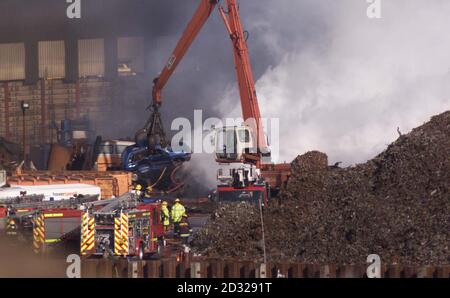 I vigili del fuoco affrontano un bizzarro nello Scrap Yard di Jordan a North Quay, Newhaven, East Sussex, dove almeno 2,000 auto rottamate stavano bruciando fuori controllo. I vigili del fuoco riuscivano a circondare l'inferno, ma erano impotenti per fermarlo. * i capi del fuoco hanno detto che l'inferno potrebbe continuare per due giorni poichè parecchie tonnellate di gomma e di plastica lo aiutano ad alimentarlo. Foto Stock