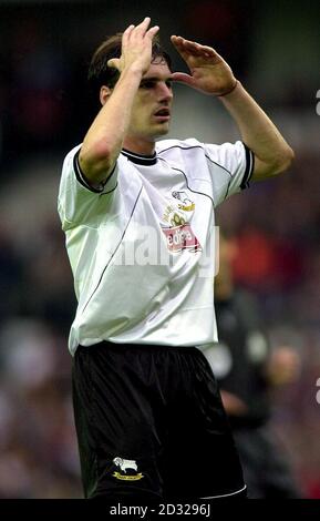 Alan Smith di Leeds United lascia il campo, inviato durante la partita della Barclaycard Premiership contro Middlesbrough al Riverside, Middlesbrough. Foto Stock