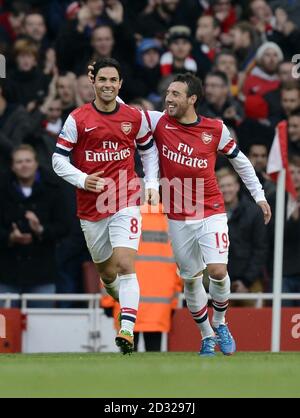 L'Arsenal's Mikel Arteta (a sinistra) celebra il punteggio con i Santi Cazorla del compagno di squadra Arsenal durante la partita della Barclays Premier League all'Emirates Stadium di Londra. Foto Stock