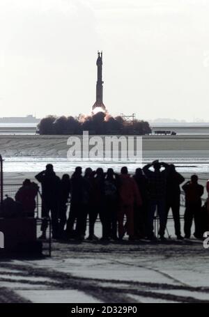 Il telaio 1 di Lift-off come Nova, la prima astronave privata pilotata al mondo progettata e costruita nel Regno Unito da Steve Bennett di Dukinfield, Greater Manchester, è raffigurato in quanto fa un impressionante Lift-off su Morecambe Bay, Cumbria. * Nova, creata dal programma di sviluppo di Starchaser Industries, è la prima azienda non governativa finanziata da privati che sta tentando di mettere tre persone nello spazio e vincere l'ambita "Xprise" di 10 milioni di dollari. Foto Stock