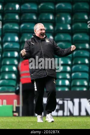 Il manager di Inverness Caledonian Thistle Terry Butcher festeggia durante la partita della Clydesdale Bank Scottish Premier League al Celtic Park di Glasgow. Foto Stock