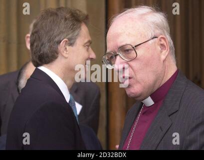 Il primo Ministro Tony Blair (a sinistra) con l'Arcivescovo di Canterbury Dr George Carey al Lambeth Palace a Londra. Il primo Ministro ha parlato al seminario congiunto cristiano-musulmano per promuovere una maggiore comprensione tra le due fedi. Foto Stock