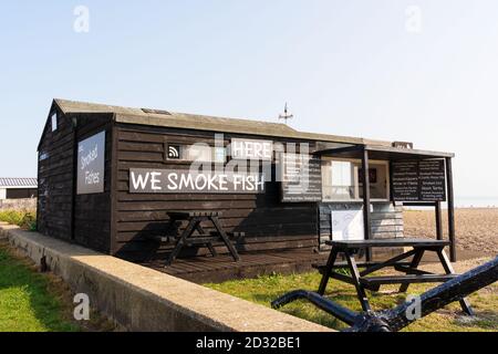 Capanna di pesca in legno situata sul Crag Path che vende pesce affumicato e fresco dalla spiaggia di Aldeburgh. Suffolk. REGNO UNITO Foto Stock