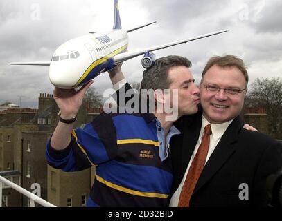 (A sinistra) il direttore generale di Ryanair Michael o'Leary detiene un modello del Boeing 737-800 mentre pianta un bacio sulla guancia del Vice Presidente esecutivo di vendite di Boeing Toby Bright. *Ryanair ha annunciato oggi che avrebbe acquistato 100 Boeing 737, con un'opzione per 50 in più, prendendo in consegna il primo di quest'anno e l'ultimo nel 2010. Ryanair, che insieme ad altri vettori a basso costo in Gran Bretagna, ha sfidato le cupe previsioni post-settembre 11 nel settore dell'aviazione, ha dichiarato che spenderebbe un totale di 6.5 miliardi (9.5 miliardi di dollari) per un totale di 150 nuovi aeromobili. Foto Stock