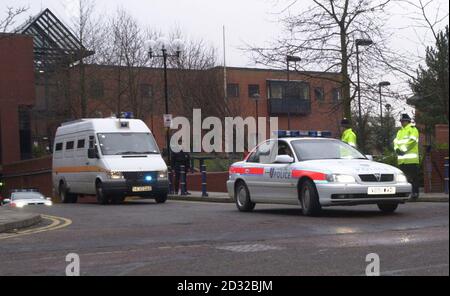 Due uomini algerini, arrestati la settimana scorsa a Leicester in base alla legge sulla prevenzione del terrorismo del 2000, lasciano il tribunale della corona di Leicester, a bordo di un furgone. Brahim Rahman Benmerzouga 30, e Baghdad Meziane 36, sono stati arrestati rispettivamente a Prospect Hill e a Rolleston Road. Foto Stock