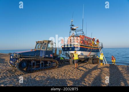 Aldeburgh, Suffolk. REGNO UNITO. Settembre 2020. Il trattore e l'equipaggio preparano l'Aldeburgh Lifeboat per il lancio. Foto Stock