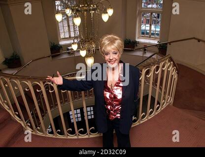 L'attrice Julie Goodyear durante una fotocellula al New Theatre di Cardiff, dopo che è stato annunciato che lei è di fare un sensazionale ritorno a Coronation Street della TV come Bet Brassy. L'attrice di 59 anni ha lasciato il sapone sette anni fa. * ma dopo discussioni di alto livello con i boss di Street è stato fatto un accordo che vedrà il ritorno di uno dei personaggi più popolari dello spettacolo. Foto Stock