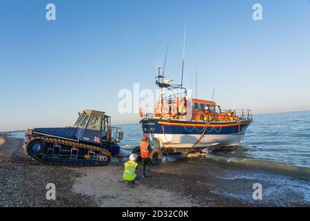 Aldeburgh, Suffolk. REGNO UNITO. Settembre 2020. Il trattore e l'equipaggio preparano l'Aldeburgh Lifeboat per il lancio. Foto Stock