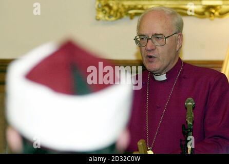 L'arcivescovo di Canterbury, George Carey, ha pronunciato un discorso prima della firma di un accordo storico che stabilisce accordi per un programma di dialogo tra anglicani e musulmani sunniti, in una cerimonia a Lambeth Palace. Foto Stock