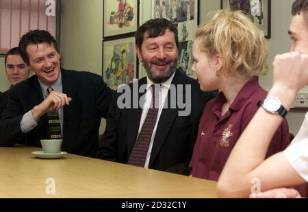 Il segretario di casa David Blunkett (centro) e Huw Irranca-Davies, candidato del lavoro nelle imminenti elezioni di Ogmore vale, visitano Ynysadawdre in modo completo a Bridgend Friday, per discutere la Local Crime Reduction Partnership con alunni e insegnanti. * la Conferenza delle donne e del governo locale del partito laburista si apre a Cardiff più tardi e continua per tre giorni. Foto Stock