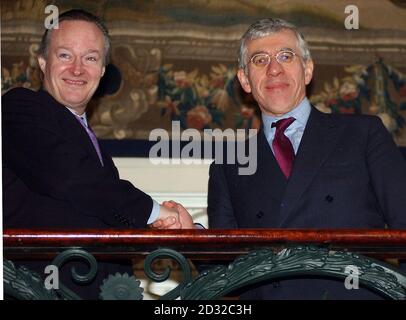 Jack Straw, a destra, incontra il ministro degli Esteri spagnolo Josep Pique a sinistra nel centro di Londra. L'onorevole Straw ha detto che non c'è "dubbio" che la Gran Bretagna abbia consegnato Gibilterra alla Spagna. Ma mentre si preparava per i colloqui sulla questione a Londra con il suo omologo spagnolo. * Straw ha affermato chiaramente che lo status quo nella colonia mediterranea non poteva continuare. In un articolo per la cronaca di Gibilterra, Straw ha dichiarato di ritenere che si possa raggiungere un quadro per il futuro con la Spagna, e ha insistito sul fatto che ciò sarebbe stato molto a vantaggio dei cittadini della roccia. Foto Stock