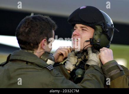 Un tecnico regola il casco volante della star del cinema Ewan McGregor mentre si prepara a prendere il cielo sulla Scozia in un jet RAF Tornado. Stava volando da RAF Lossiemouth a Moray, Scotalnd, con suo fratello il tenente di volo Colin McGregor, ai comandi. * il volo di un'ora segna il lancio del XV Squadron`s drive per raccogliere fondi per la loro beneficenza scelta e doveva includere un volo-passato all'ospizio per bambini, Rachel House, a Kinross, Perthshire. Foto Stock