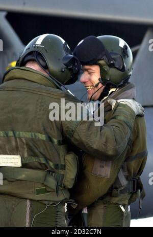 La star del cinema Ewan McGregor ha un'ultima parola con suo fratello prima di prendere il cielo sopra la Scozia in un getto di Tornado RAF. Stavano volando da RAF Lossiemouth a Moray, Scozia, con il fratello di suo Ewan, Colin, un tenente di volo nella RAF, ai comandi. * il volo di un'ora segna il lancio del XV Squadron`s drive per raccogliere fondi per la loro beneficenza scelta e doveva includere un volo-passato all'ospizio per bambini, Rachel House, a Kinross, Perthshire. Foto Stock