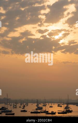 Il panorama serale sul fiume Alde all'Aldeburgh Yacht Club. Suffolk UK. Foto Stock