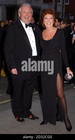 Cilla Black e Christopher Biggins arrivano al Claridges Hotel di Londra per il matrimonio dell'attrice Joan Collins con Percy Gibson. Foto Stock