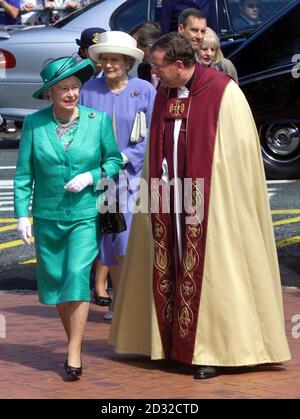 La Regina Elisabetta II è accolta da Michael Brown, Decano della Cattedrale di Wellington, in vista di un servizio di consacrazione in Nuova Zelanda. Una grande folla si è riunita fuori della Cattedrale, il loro greers per il visitatore reale facendo eco risultati di sondaggio che il 58% ha voluto mantenere la Regina. * come capo di stato della Nuova Zelanda. In risultati che corrispondono ad altri tre sondaggi dal 1995, solo il 33% dei 1,000 intervistati a livello nazionale ha detto che la Regina dovrebbe fare il passo per una repubblica. Foto Stock