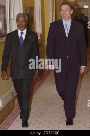 Il primo Ministro britannico Tony Blair (destra) incontra il Segretario Generale delle Nazioni Unite Kofi Annan al n° 10 di Downing Street, Londra. Foto Stock