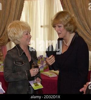 Camilla Parker Bowles (a destra) chats per attrice Barbara Windsor durante un ricevimento al Ritz Hotel di Londra. La signora Barker Bowles, la compagna a lungo termine del Principe di Galles, stava svolgendo il suo primo impegno pubblico come presidente della National Osteoperosis Society. * e lanciare una guida per una vita sana prodotta dalla carità, che è dedicata alla lotta contro la fragile malattia ossea. La onorevole Parker Bowles ha scritto il testo per il libro a forma di palma, intitolato "A Skeleton Guide to a Healthy You, Vitamins and Minerals”. Foto Stock