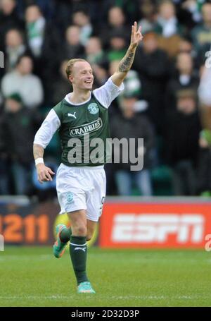 Hibernian's Leigh Griffiths celebra il primo gol del suo fianco durante la partita della Clydesdale Bank Scottish Premier League a Easter Road, Edimburgo. Foto Stock