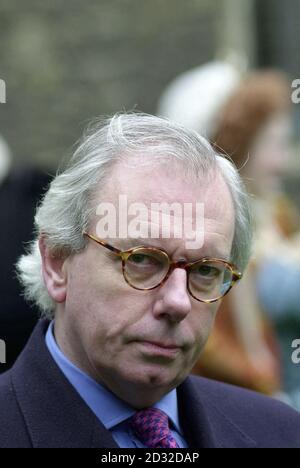 Lo storico Dr David Starkey si è Unito alle classifiche delle migliori star televisive britanniche dopo aver firmato un accordo di 4.5 milioni con Channel 4 e Granada, è stato annunciato. Il presentatore è quello di fare una serie di 25 ore sulla storia della monarchia britannica nel quattro anni di contratto. * il contratto, che vedrà Starkey guadagnare circa 75,000 all'ora sullo schermo, lo mette nella stessa fascia di guadagno di TV big hitter come Desmond Lynam e Cilla Black. Foto Stock