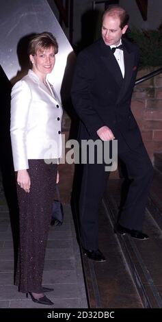 Il conte e la contessa di Wessex arrivano al Coppid Beach Hotel a Binfield Bracknell per partecipare a una cena per raccogliere fondi per la Thames Valley e Chiltern Air Ambulance fiducia. Foto Stock