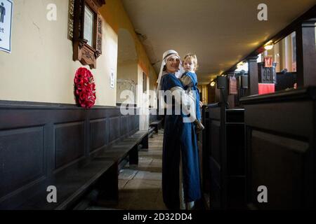 Rita Kundrotaite e Emilija Silaiuskaite dalla Lituania Shamrock durante il lancio del Tradfest 2013 presso la chiesa di St Werburgh, Temple Bar, Dublino. Foto Stock