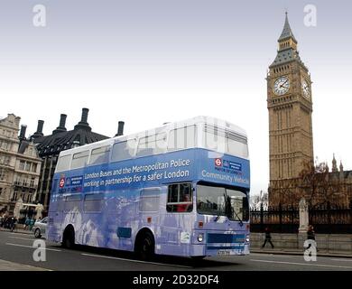 Una stazione di polizia mobile, convertita da un autobus a due piani, gira intorno a Parliament Square nel centro di Londra. Fino a 12 funzionari possono operare fuori dal bus che è dotato di una reception, computer, * telefono e fax e una sala conferenze per briefing operativi e di prendere dichiarazioni. Sarà inviato in proprietà criminali come stazione mobile di polizia dove la gente locale può denunciare il crimine. L'autobus sarà utilizzato come parte dell'operazione Safer Streets, lanciato dalla polizia metropolitana per crack down nei luoghi di criminalità. Sarà inoltre utilizzato in seguito a crimini di alto profilo e presso i principali ev Foto Stock