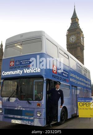 PC Raymond Webb della Safer Streets Unit con una stazione di polizia mobile, convertito da un autobus a due piani, parcheggiato vicino alle Camere del Parlamento nel centro di Londra. Fino a 12 funzionari possono operare fuori dall'autobus, * che è dotato di una reception, computer, telefono e fax e una sala conferenze per briefing operativi e di prendere dichiarazioni. Sarà inviato in proprietà criminali come stazione mobile di polizia dove la gente locale può denunciare il crimine. L'autobus sarà utilizzato come parte dell'operazione Safer Streets, lanciato dalla polizia metropolitana per crack down nei luoghi di criminalità. Lo sarà anche Foto Stock