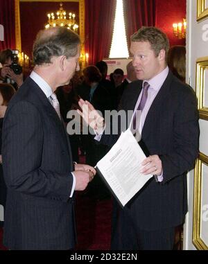 Il Principe del Galles incontra Rory Bremner, impressionista, in una cerimonia di premiazione per Business Action sull'homelessness, al St. James' s Palace di Londra il Principe ha macinato mentre Bremner scherzava con la sua gogna e i suoi figli William e Harry. Foto Stock