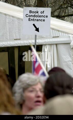 La gente si accorge di messaggi di condoglianze lungo il Mall, nel centro di Londra, vicino alla residenza della Regina Elisabetta, la Regina Madre che morì all'età di 101 anni, il sabato. *la bara della Regina Madre sarà oggi portata da Windsor alla Cappella della Regina a St James Palace. La bara della Regina Madre sarà quindi prelevata da St James's Palace su una carrozza trainata da cavalli il venerdì per sdraiarsi in stato prima dei funerali di martedì prossimo all'Abbazia di Westminster. Foto Stock