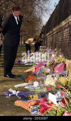 Il Duca di York guarda i fiori posti lungo il Mall di Londra in memoria di sua nonna, la Regina Elisabetta la Regina Madre, che morì all'età di 101 anni. La sua bara sarà trasferita a Westminster Hall dove si trova-in-state fino al suo funerale. Foto Stock