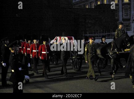 La prova per la processione cerimoniale del venerdì che porterà la bara della Regina Madre dalla Queen's Chapel alla Westminster Hall passa lungo Horse Guards Avenue a Londra. *la processione si estenderà per mezzo miglio, coinvolgerà 1,600 militari e donne e sarà la più grande parata del suo genere sulle strade della Gran Bretagna dopo i funerali di Sir Winston Churchill nel 1965. La bara della Regina Madre, che morì sabato, di 101 anni, si trovera' in stato fino al suo funerale di martedì. Foto Stock