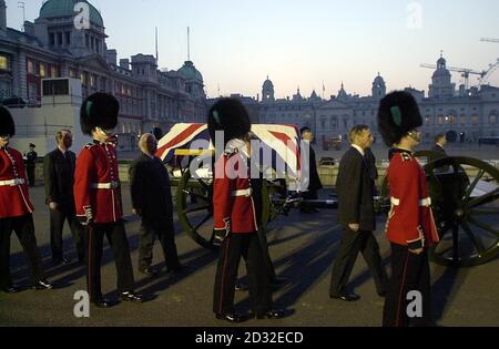 La prova per la processione cerimoniale che porterà la bara della Regina Madre dalla Queen's Chapel alla Westminster Hall il 5/4/02 passa lungo Horse Guards Avenue a Londra . *la processione si estenderà per mezzo miglio, coinvolgerà 1,600 militari e donne e sarà la più grande parata del suo genere sulle strade della Gran Bretagna dopo i funerali di Sir Winston Churchill nel 1965. La bara della Regina Madre, che morì sabato, di 101 anni, si trovera' in stato fino al suo funerale di martedì. Foto Stock