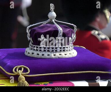 La corona della Regina Elisabetta la Regina Madre si trova sulla sua bara mentre passa in Whitehall durante la processione cerimoniale, quando si è recato dalla Cappella della Regina a St James's Palace a Westminster Hall, dove si trova in stato fino al funerale. * la Regina Madre indossò la corona durante l'incoronazione del marito, il defunto re Giorgio VI. Foto Stock