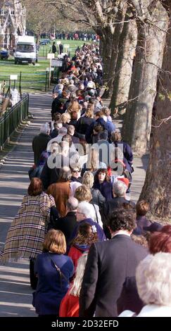 Migliaia di persone, dai pensionati ai bambini in carrozzina, hanno coraggiato il freddo della mattina presto fuori dal Palazzo di Westminster, nel centro di Londra, per rendere omaggio alla Regina Elisabetta, la Regina Madre, che si troverà nello stato fino al suo funerale all'Abbazia di Westminster. * ... Una coda lunga un miglio si era formata nei Victoria Tower Gardens in tempo per la riapertura di Westminster Hall. La sala del 11 ° secolo, dove la bara della Regina Madre è stata presa in una processione piena di pomp e di pageantry attraverso il centro di Londra, chiuso alle 6 del mattino dopo che i funzionari hanno esteso gli orari di apertura a causa dell'aumento di interesse pubblico. Foto Stock