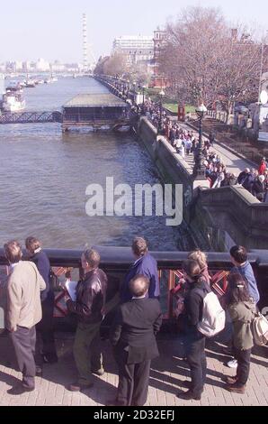 Migliaia di persone, dai pensionati ai bambini in carrozzina, si sono sfidate al freddo della mattina presto fuori dal Palazzo di Westminster, nel centro di Londra, per rendere omaggio alla Regina Elisabetta. *SI PREGA DI NOTARE CHE QUESTA FOTOGRAFIA È STATA GIRATA ATTRAVERSO UNA FINESTRA DI UN AUTOBUS* * ... la Regina Madre, che si trova-in-stato fino al suo funerale a Westminster Abbey. Una coda lunga un miglio si era formata nei Victoria Tower Gardens in tempo per la riapertura di Westminster Hall. La sala del 11 ° secolo, dove la bara della Regina Madre è stata presa in una processione piena di pomp e di pageantry attraverso il centro di Londra, chiuso alle 6 del mattino dopo di Foto Stock